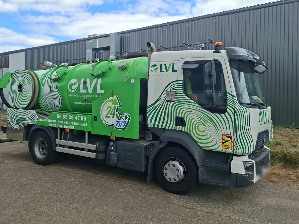Camion hydrocureur LVL habillé aux couleurs de l’entreprise